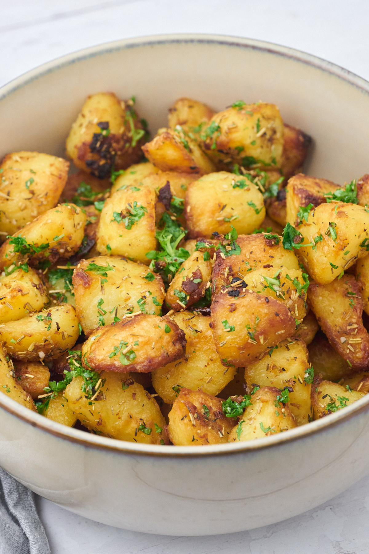 sprøde kartofler klar til servering i skål.