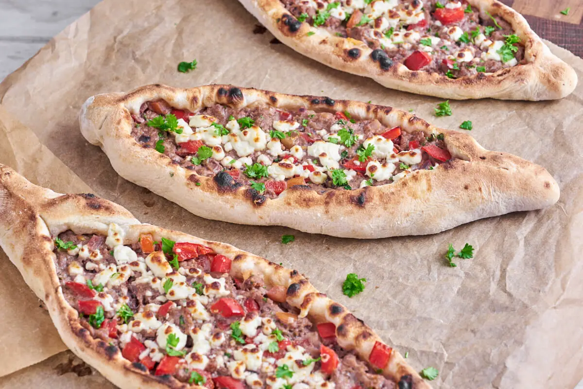 tyrkisk pizza med oksekød, peberfrugt og feta ost