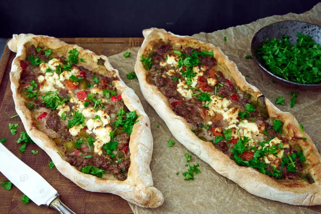 Tyrkisk pide - Nem opskrift på tyrkisk pizza med oksekød og feta