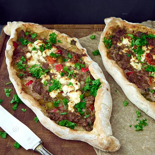 Tyrkisk pide - Nem opskrift på tyrkisk pizza med oksekød og feta