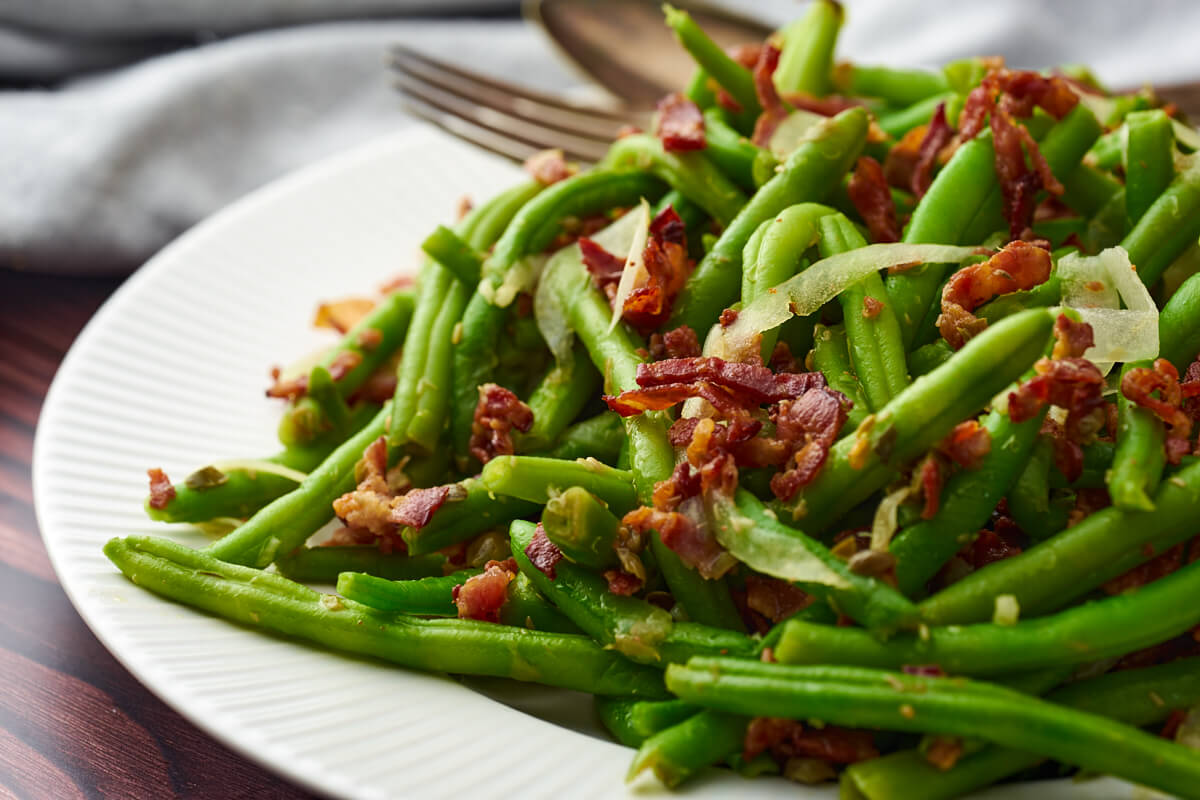 Closeup af bønnesalat med bacon og løg