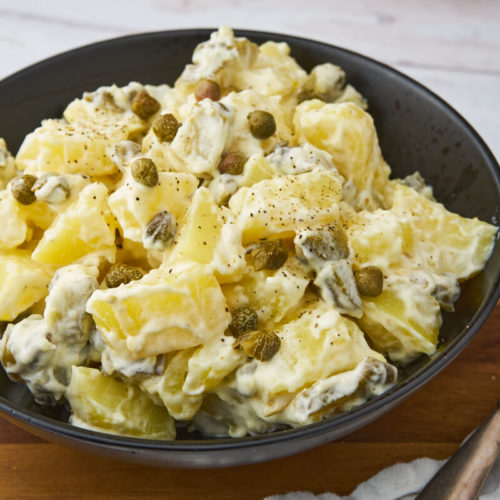 Kartoffelsalat med kapers, syltede agurker og sennep.