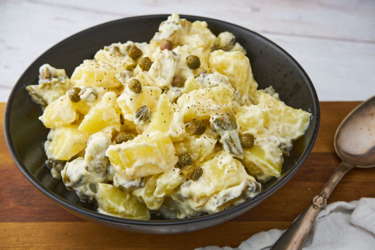 Kartoffelsalat med kapers, syltede agurker og sennep.