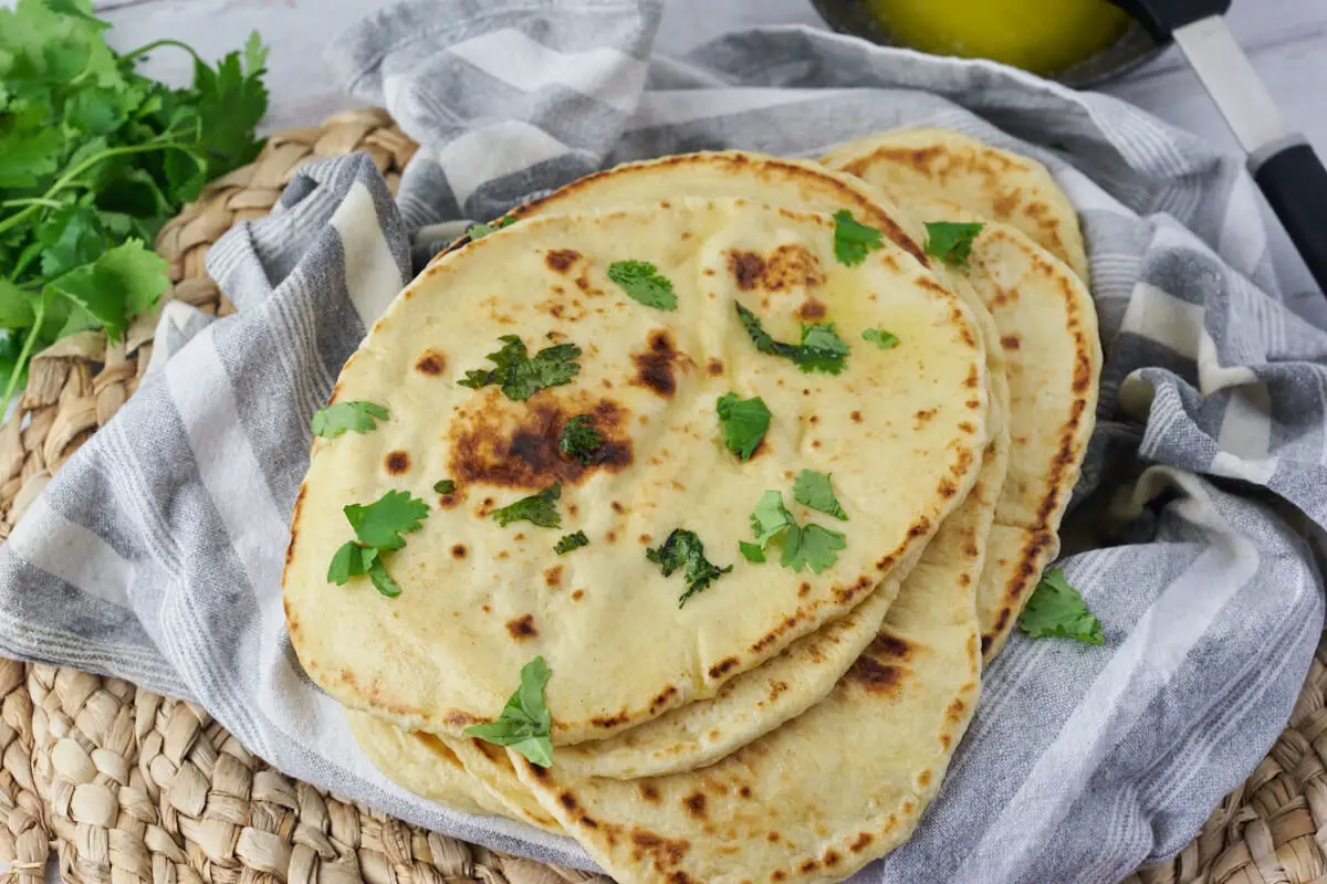 indiske naanbrød pensles med smør og koriander