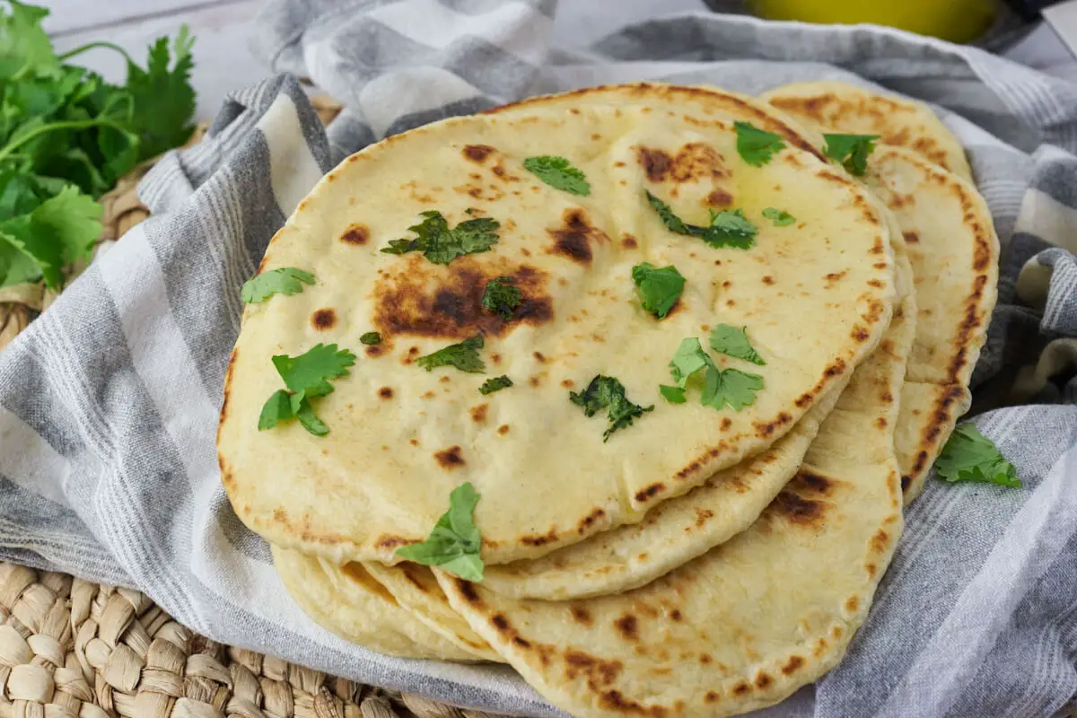 indiske naan brød med smør og koriander