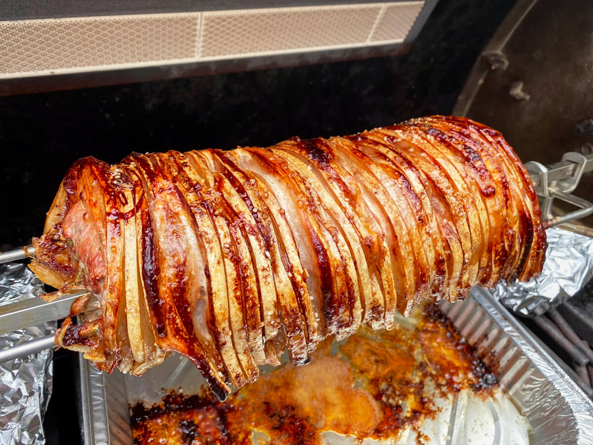 Porchetta på grill Klassisk italiensk rullesteg på rotisseri