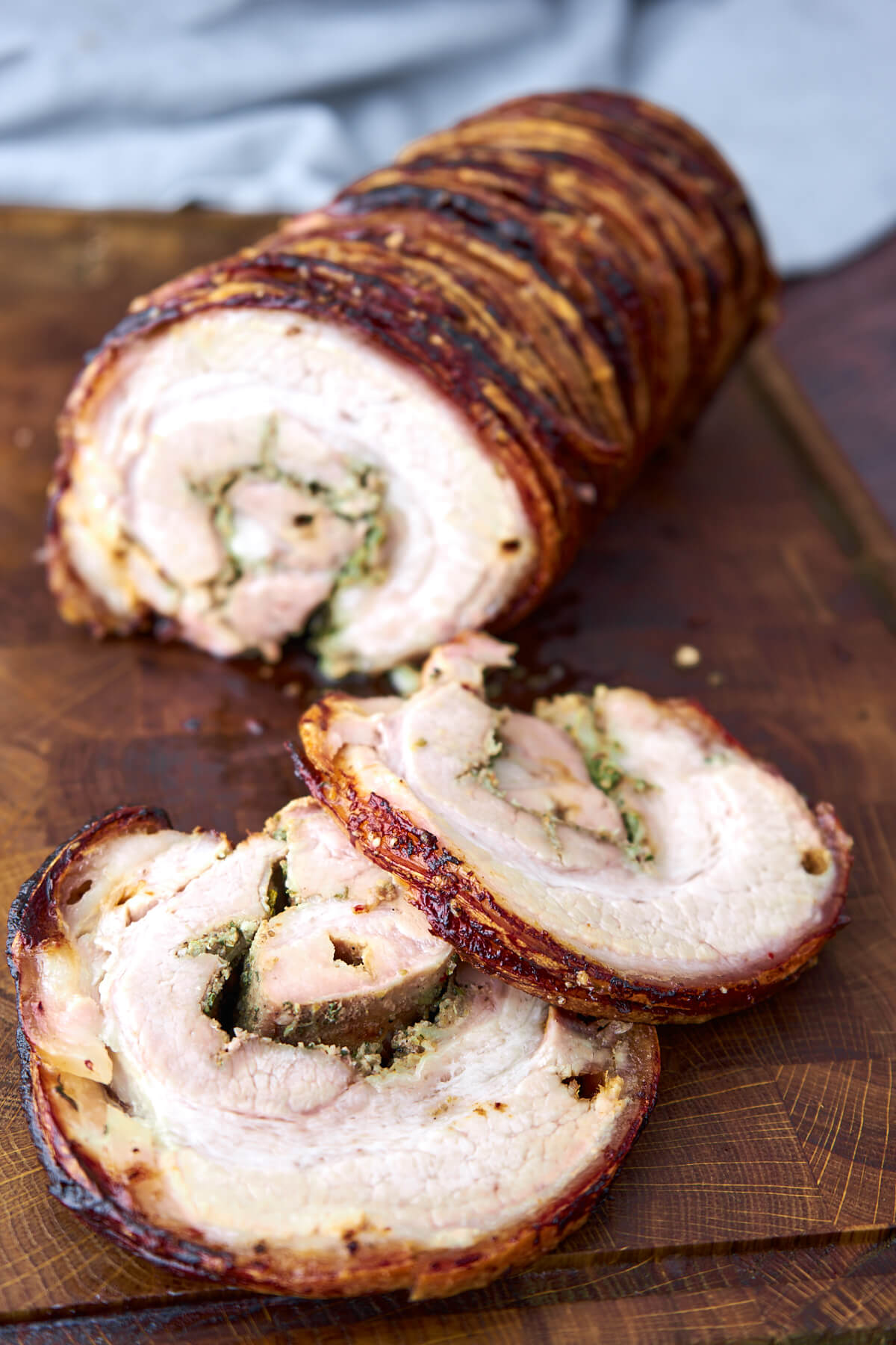 Porchetta på grill - Opskrift på italiensk rullesteg på rotisseri