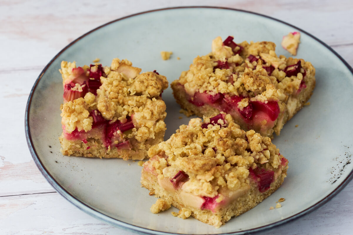 Rabarbersnitter med æble og crumble Nem opskrift med rabarber