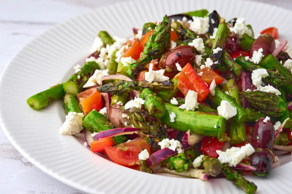 Lækker salat med grønne asparges, peberfrugt, feta, tomater og rødløg