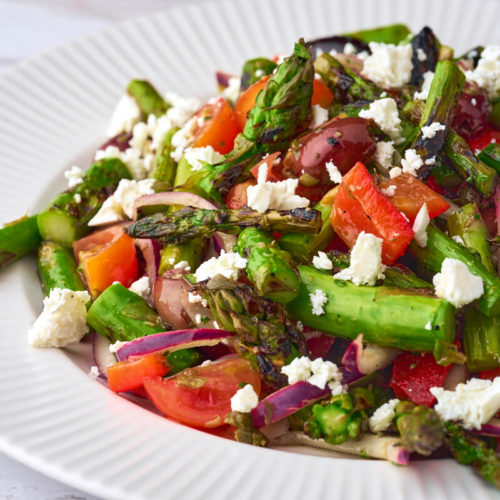 Lækker salat med grønne asparges, peberfrugt, feta, tomater og rødløg.