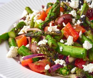 Salat med grønne asparges, peberfrugt og feta