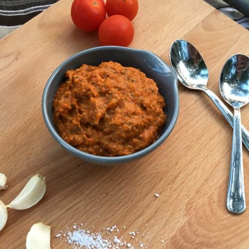 hjemmelavet tomatpesto med friske eller semidried tomater.