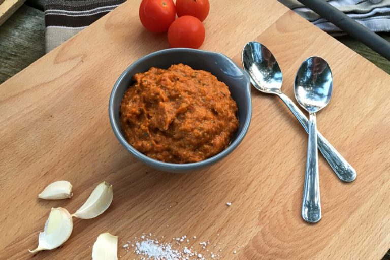hjemmelavet tomatpesto med friske eller semidried tomater.