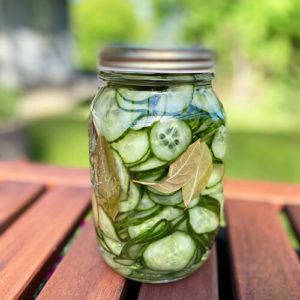 Hjemmelavet agurkesalat med laurbærblade i stor glas