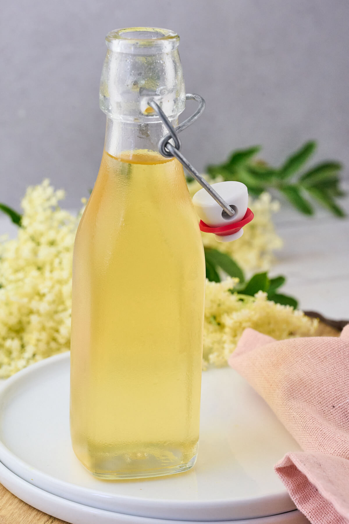 flaske med hjemmelavet hyldeblomstsirup.