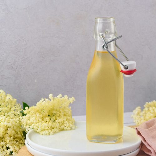 hjemmelavet hyldeblomstsirup i lille flaske til drinks.