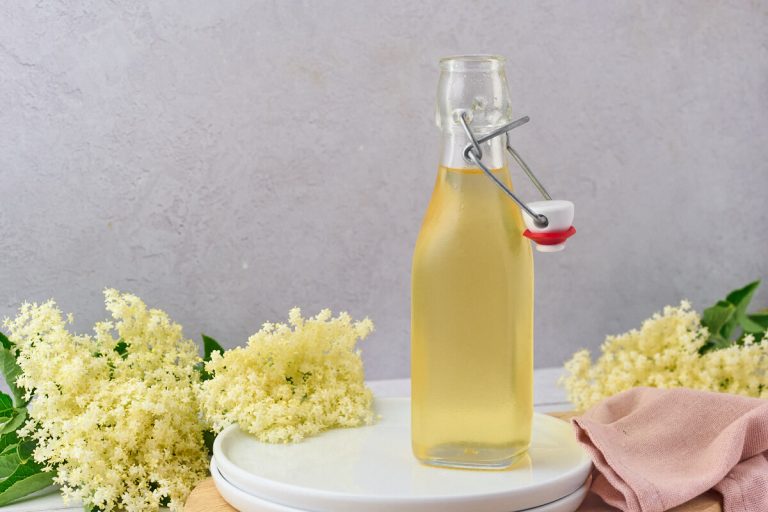 hjemmelavet hyldeblomstsirup i lille flaske til drinks.