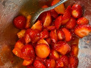 jordbær trækker med sukker, citron og maizena