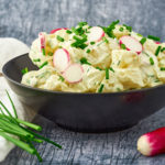 Nem opskrift på gammeldags kold kartoffelsalat som tilbehør til grillmad