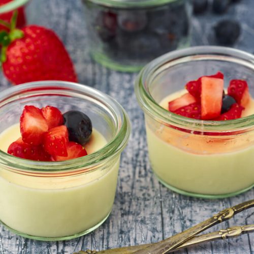 Nem opskrift på panna cotta i glas med frisk frugt.
