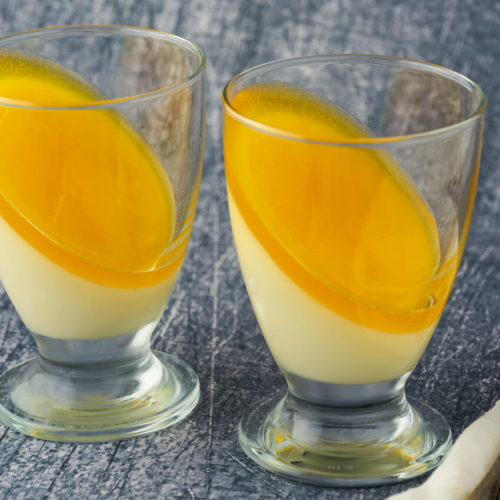 Panna cotta med passionsfrugt-gele i glas.