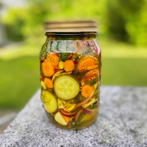 Spicy agurkesalat med chili og gulerødder i glas.