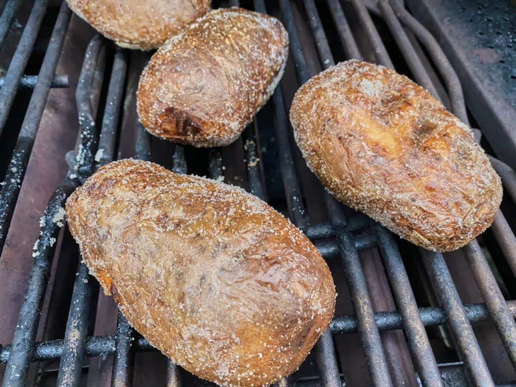 Bagte kartofler på grill - opskrift på grillede bagekartofler