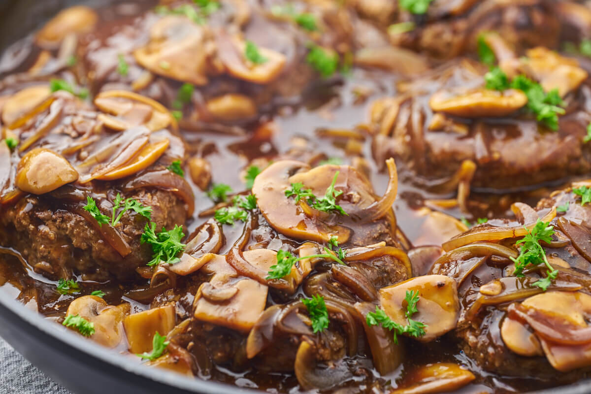 hakkebøffer i champignonsauce med persille på toppen