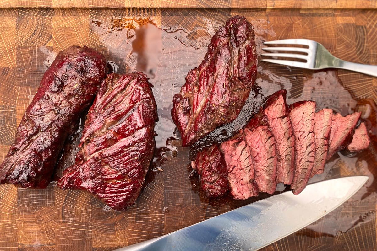 grillede nyretapper på et træskærebræt.