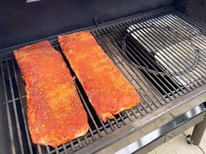 St louis cut ribs på weber smokefire.