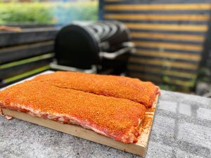 Spareribs klar til at komme på grillen.