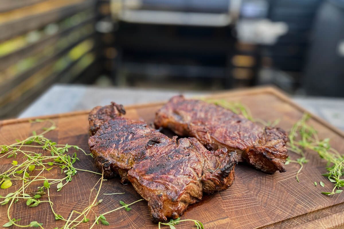 Entrecote bøffer på weber smokefire.