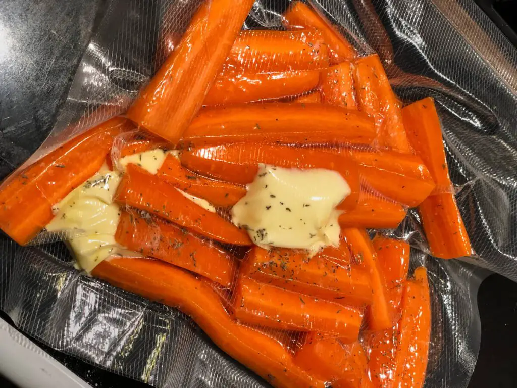 Sous vide gulerødder i vakuumpose med smør og timian