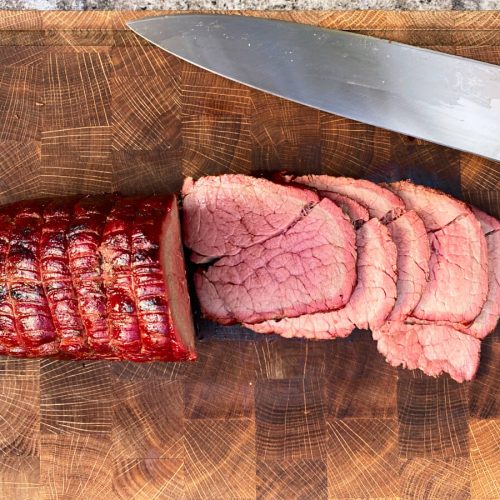 Lækker rosastegt roastbeef på grill.