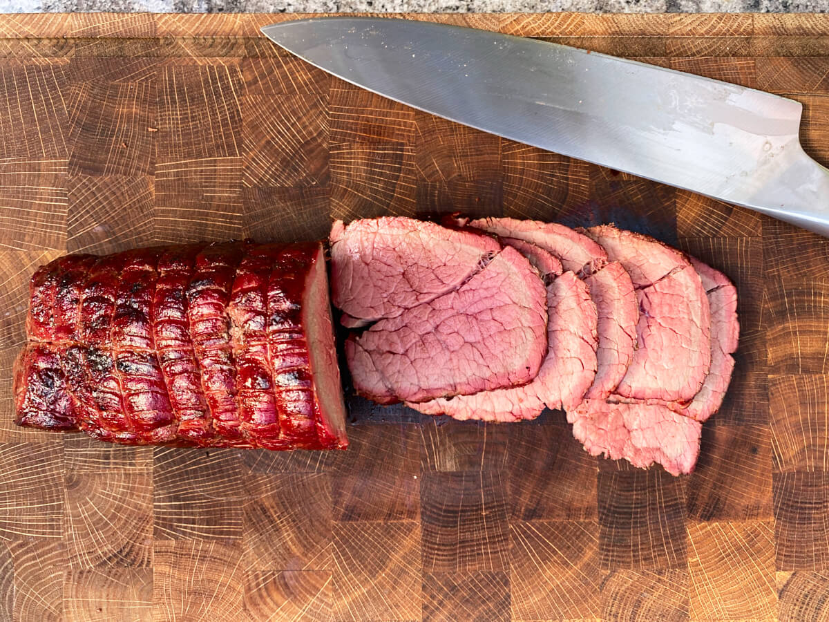 Lækker rosastegt roastbeef på grill.