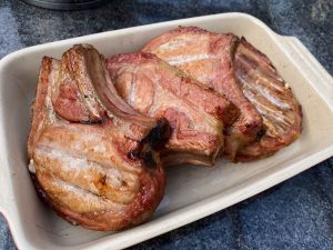 reverse sear koteletter klar til afbruning.