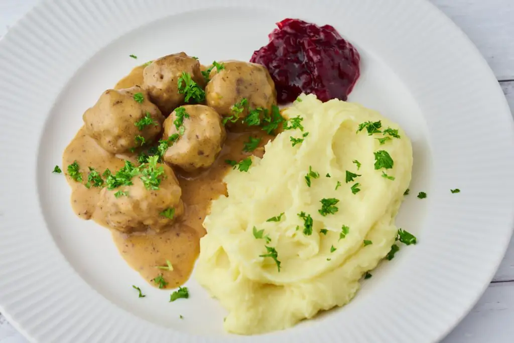 Opskrift på svenske köttbullar med sovs, kartoffelmos og tyttebær