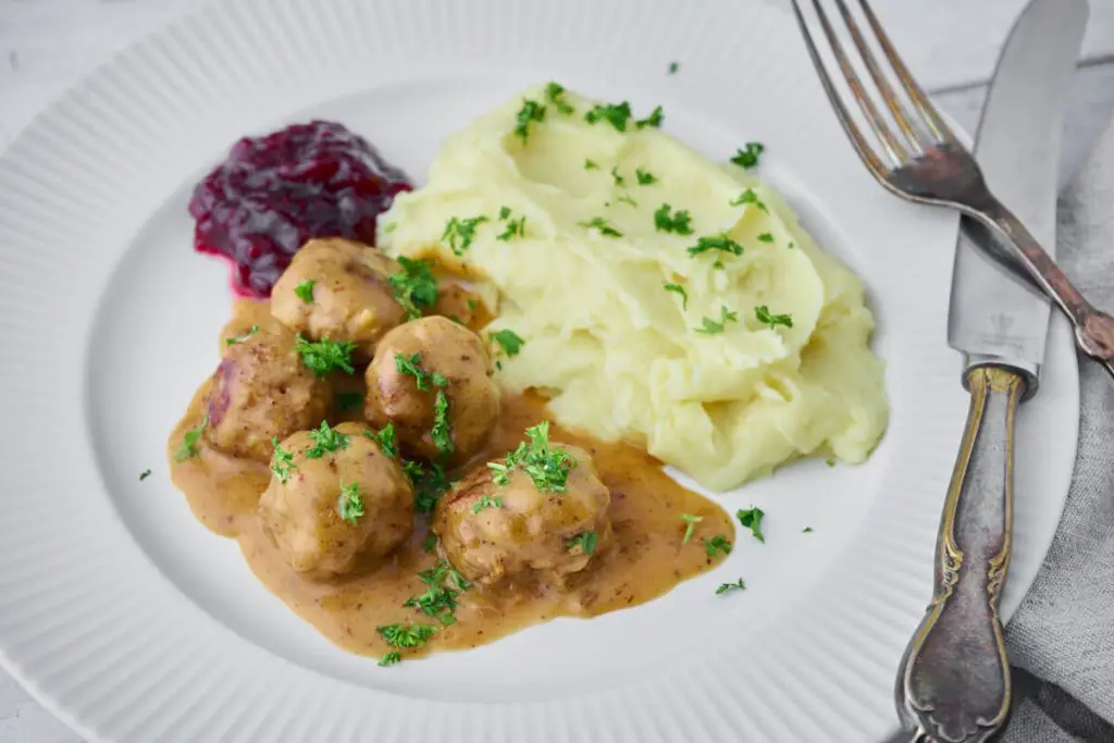 anrettet tallerken med svenske köttbullar med tilbehør