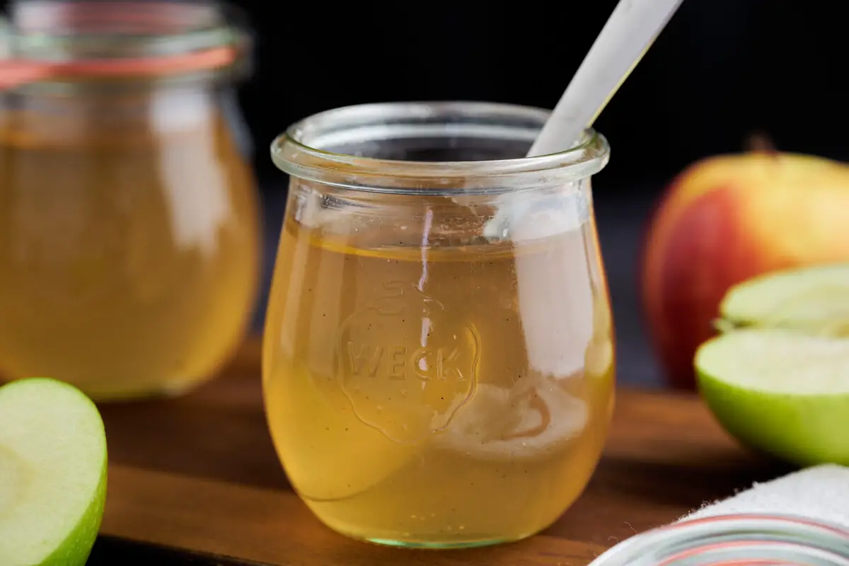 Smuk klar æblegele i et glas
