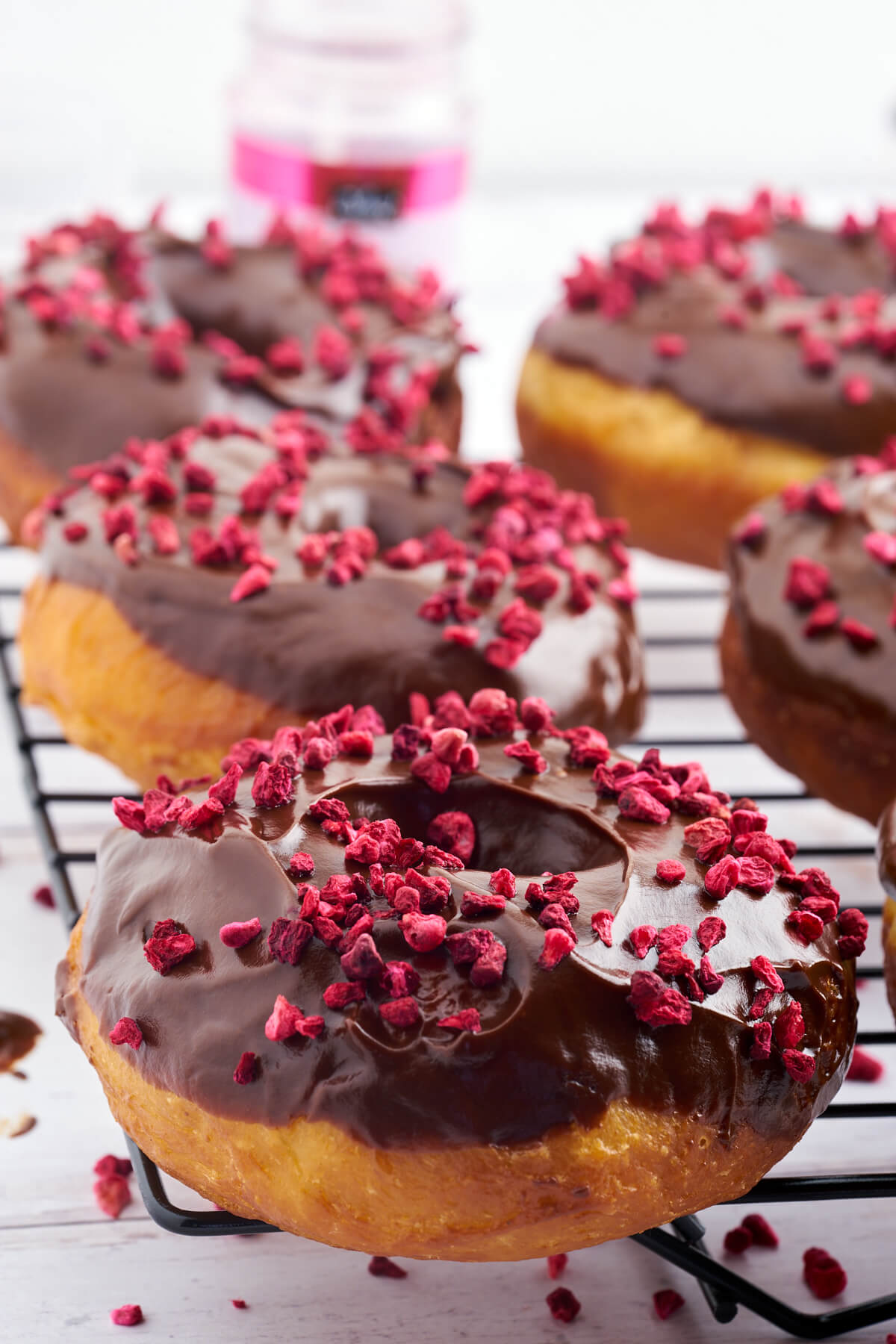 Donuts med chokoladeglasur og frysetørrede hindbær