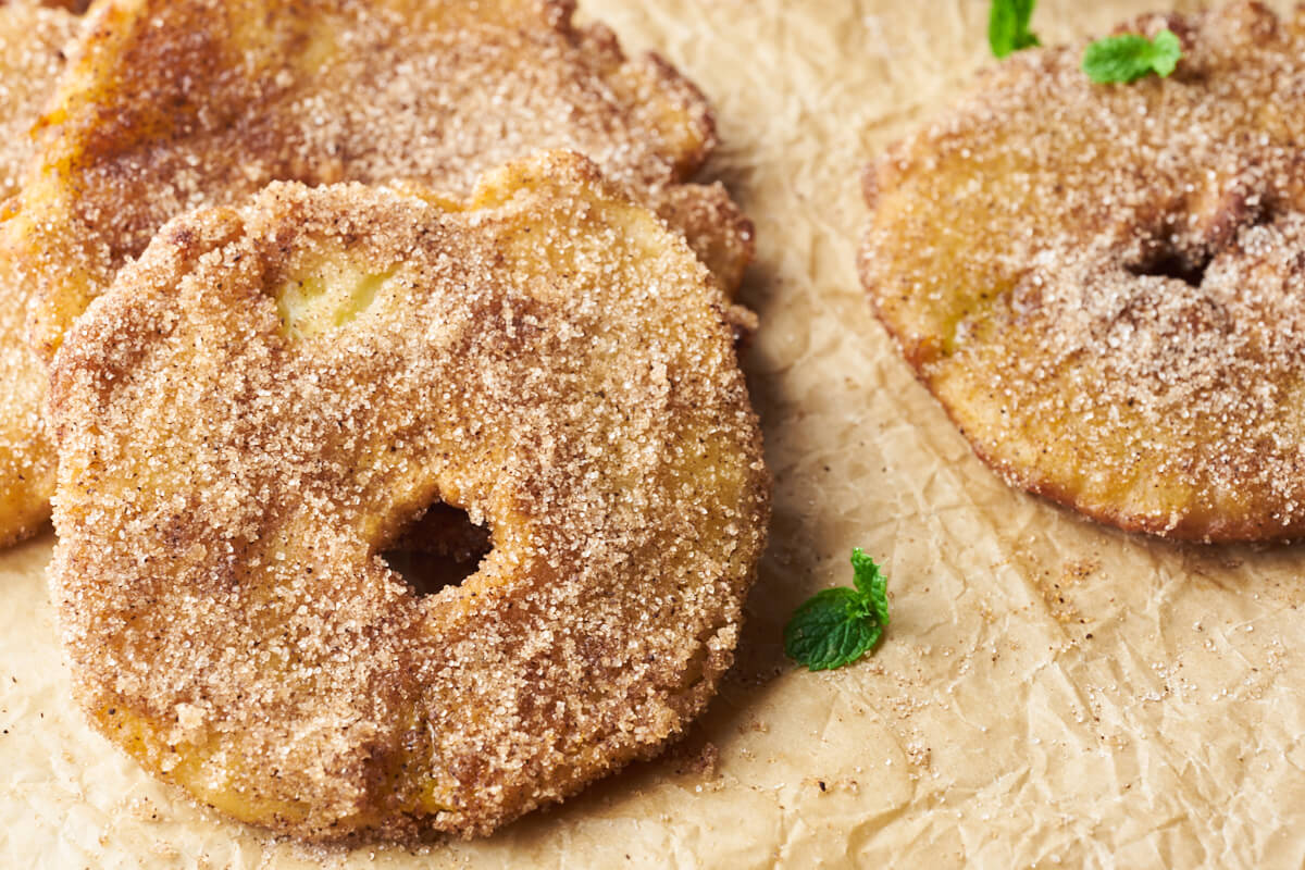 friturestegte ananasringe drysset med kanelsukker.