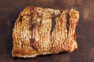 Færdigstegt ribbensteg med sprøde svær.