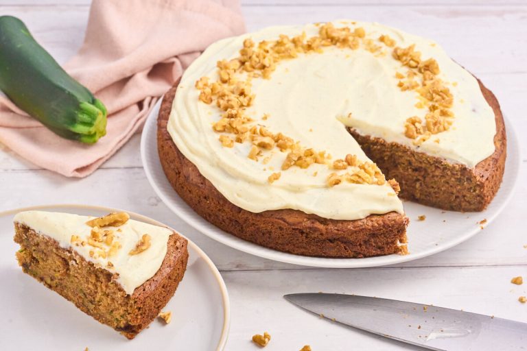 squashkage med grønne squash og valnødder samt flødeostcreme på toppen.