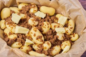 brunede kartofler i ovn med brun farin og sukker.