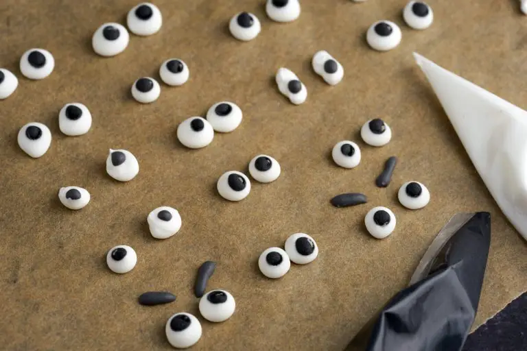 Edible homemade sugar eyes for cakes for halloween, for example