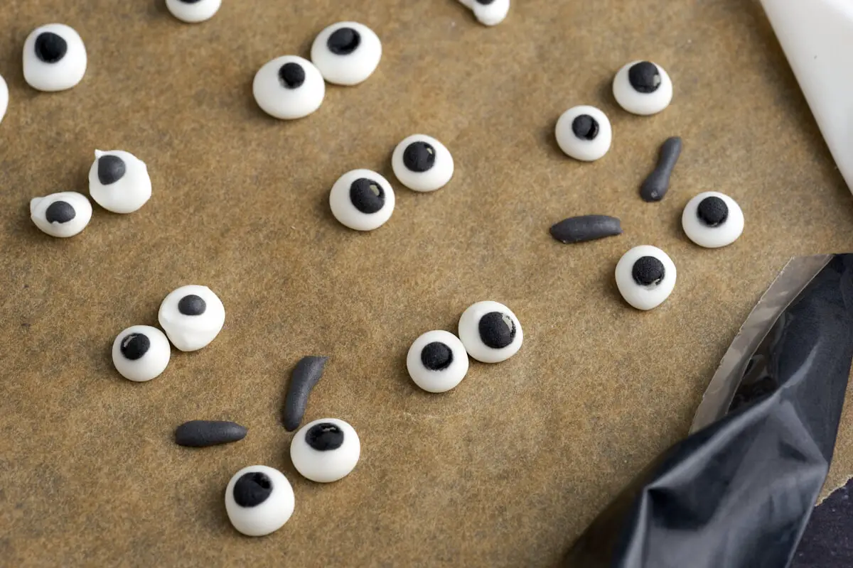 Søde eller uhyggelige spiselige øjne til kager