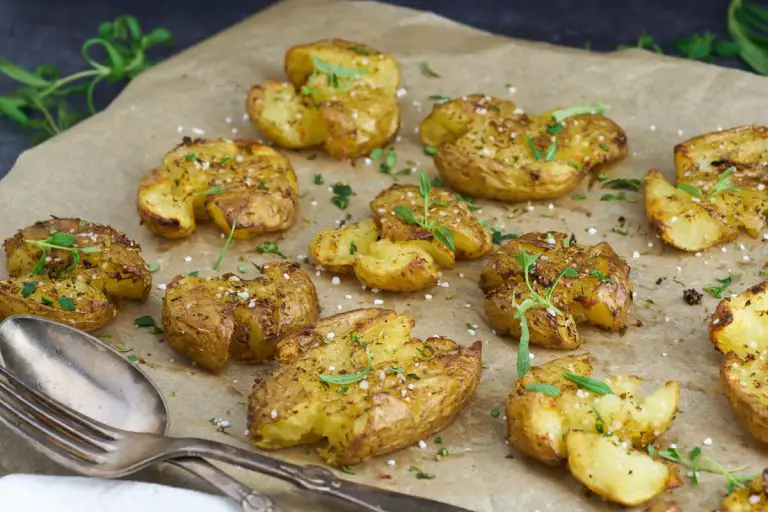 den bedste opskrift på knuste kartofler med krydderurter