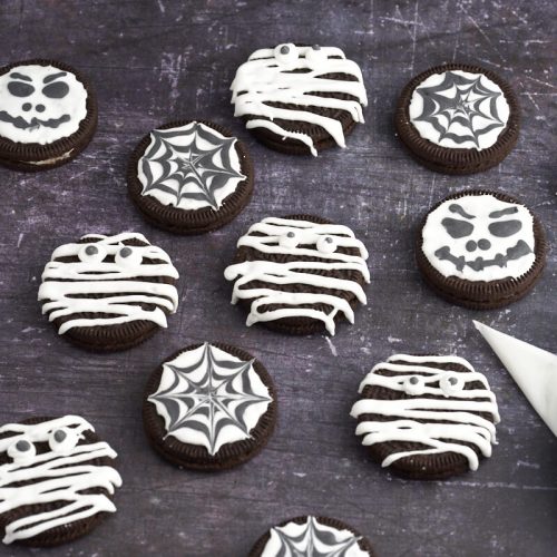 nemme halloweensmåkager på oreos.