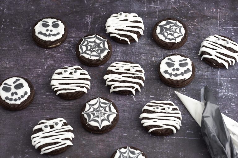 nemme halloweensmåkager på oreos.