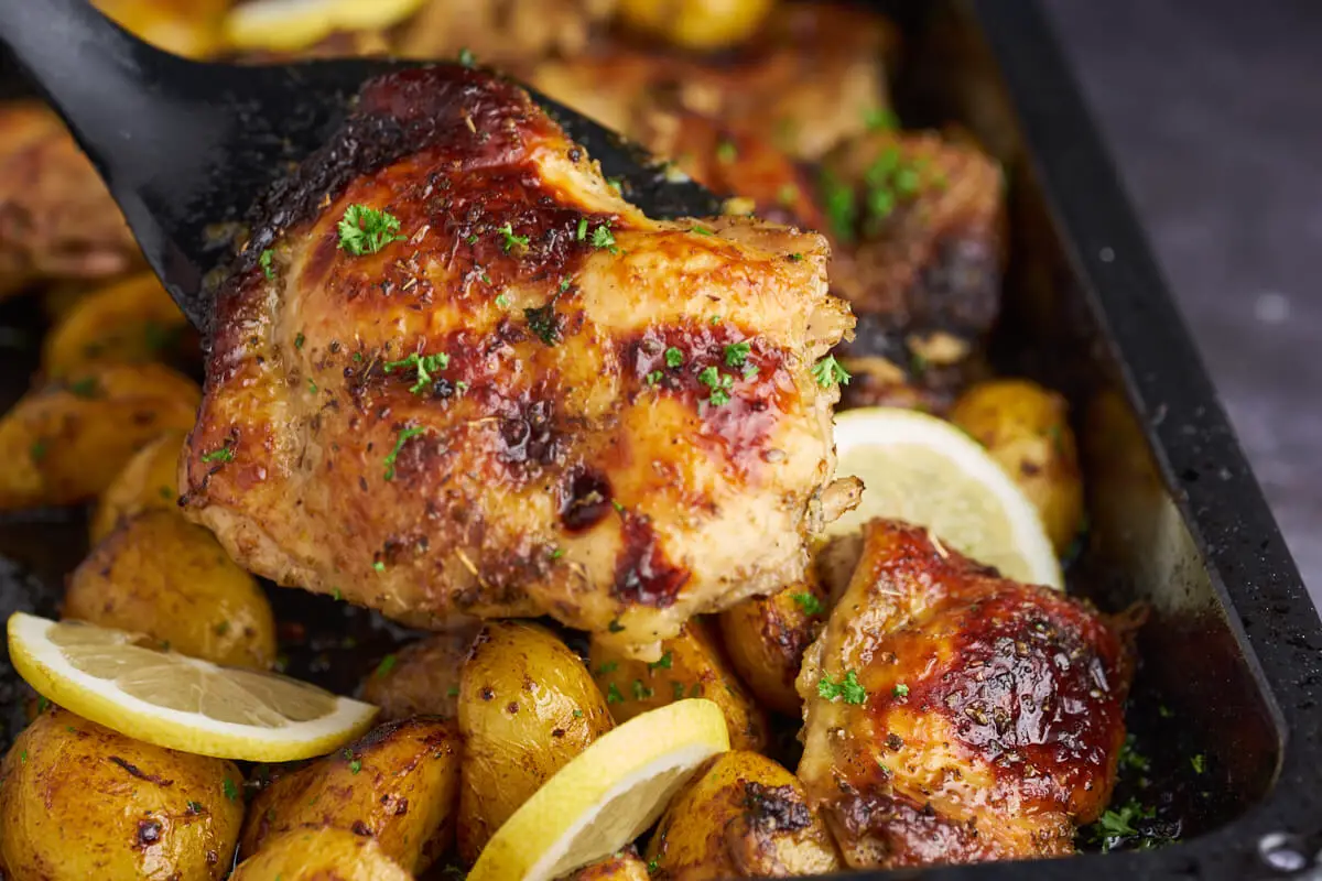 Sprøde kyllingelår i ovn med kartofler og citron
